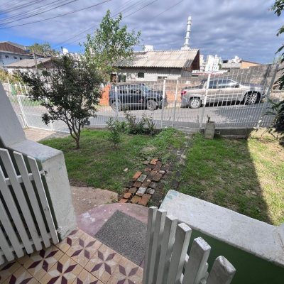Casa Residencial com 60m², 2 quartos (sendo 1 suíte), 2 garagens, no bairro Capoeiras em Florianópolis