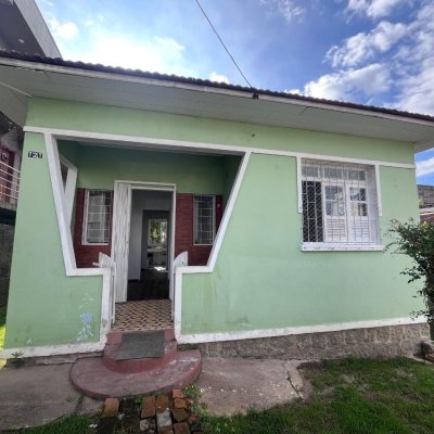 Casa Residencial com 60m², 2 quartos (sendo 1 suíte), 2 garagens, no bairro Capoeiras em Florianópolis