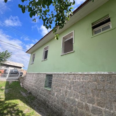 Casa Residencial com 60m², 2 quartos (sendo 1 suíte), 2 garagens, no bairro Capoeiras em Florianópolis