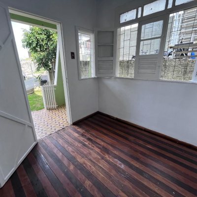 Casa Residencial com 60m², 2 quartos (sendo 1 suíte), 2 garagens, no bairro Capoeiras em Florianópolis
