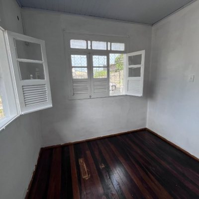 Casa Residencial com 60m², 2 quartos (sendo 1 suíte), 2 garagens, no bairro Capoeiras em Florianópolis