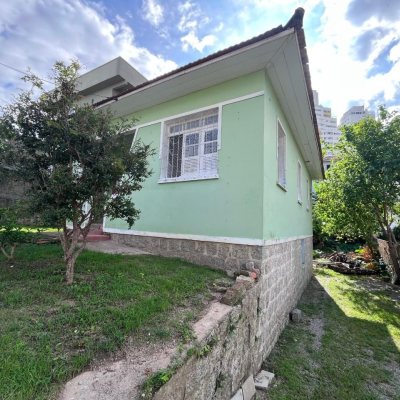 Casa Residencial com 60m², 2 quartos (sendo 1 suíte), 2 garagens, no bairro Capoeiras em Florianópolis