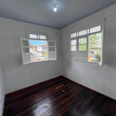 Casa Residencial com 60m², 2 quartos (sendo 1 suíte), 2 garagens, no bairro Capoeiras em Florianópolis