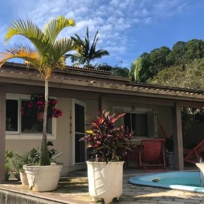 Casa Residencial com 180m², 3 quartos, 1 suíte, 4 garagens, no bairro Barra Da Lagoa em Florianópolis