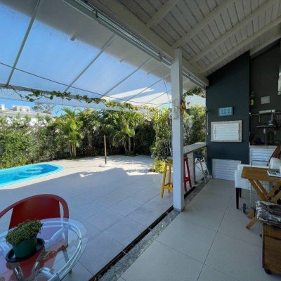Casa em Condomínio com 173m², 4 quartos, 3 suítes, 2 garagens, no bairro Cachoeira do Bom Jesus em Florianópolis