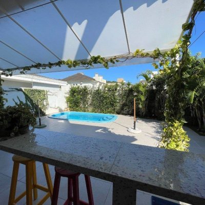 Casa em Condomínio com 173m², 4 quartos, 3 suítes, 2 garagens, no bairro Cachoeira do Bom Jesus em Florianópolis