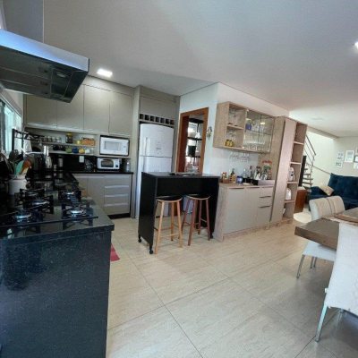 Casa em Condomínio com 173m², 4 quartos, 3 suítes, 2 garagens, no bairro Cachoeira do Bom Jesus em Florianópolis