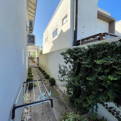 Casa em Condomínio com 173m², 4 quartos, 3 suítes, 2 garagens, no bairro Cachoeira do Bom Jesus em Florianópolis