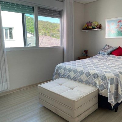 Casa em Condomínio com 173m², 4 quartos, 3 suítes, 2 garagens, no bairro Cachoeira do Bom Jesus em Florianópolis