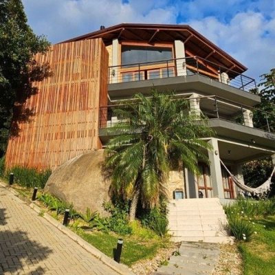 Casa Residencial com 350m², 5 quartos, 3 suítes, 4 garagens, no bairro Lagoa da Conceição em Florianópolis