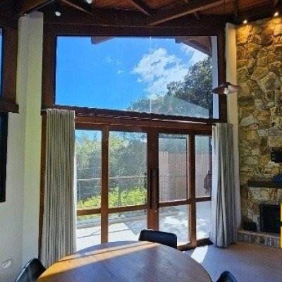 Casa Residencial com 350m², 5 quartos, 3 suítes, 4 garagens, no bairro Lagoa da Conceição em Florianópolis