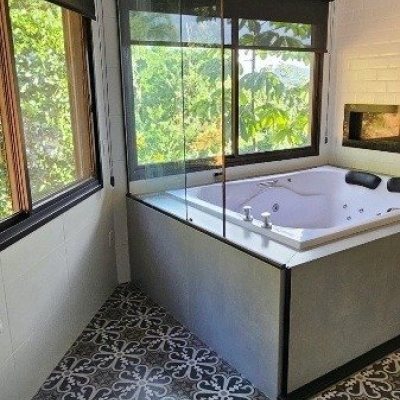 Casa Residencial com 350m², 5 quartos, 3 suítes, 4 garagens, no bairro Lagoa da Conceição em Florianópolis