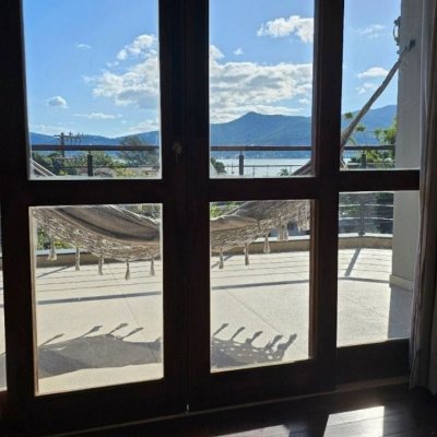 Casa Residencial com 350m², 5 quartos, 3 suítes, 4 garagens, no bairro Lagoa da Conceição em Florianópolis