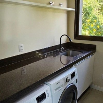 Casa Residencial com 350m², 5 quartos, 3 suítes, 4 garagens, no bairro Lagoa da Conceição em Florianópolis