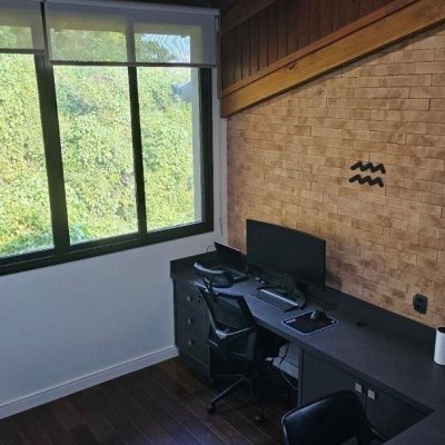 Casa Residencial com 350m², 5 quartos, 3 suítes, 4 garagens, no bairro Lagoa da Conceição em Florianópolis