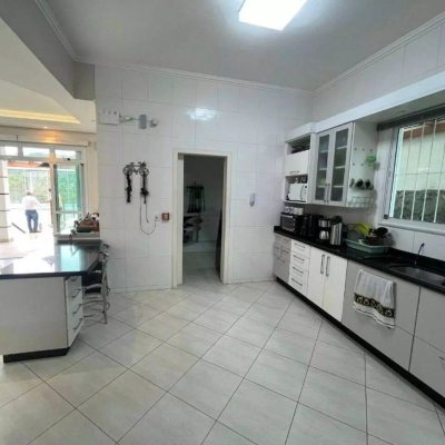 Casa em Condomínio com 650m², 4 quartos, 2 suítes, 4 garagens, no bairro Córrego Grande em Florianópolis