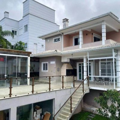 Casa em Condomínio com 650m², 4 quartos, 2 suítes, 4 garagens, no bairro Córrego Grande em Florianópolis