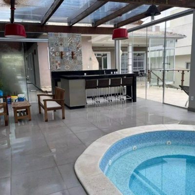 Casa em Condomínio com 650m², 4 quartos, 2 suítes, 4 garagens, no bairro Córrego Grande em Florianópolis