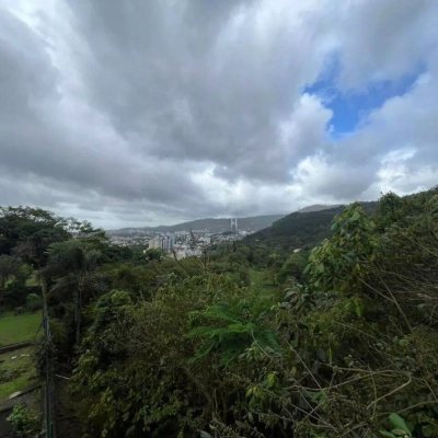 Casa em Condomínio com 650m², 4 quartos, 2 suítes, 4 garagens, no bairro Córrego Grande em Florianópolis