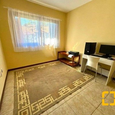 Casa em Condomínio com 297m², 5 quartos, 1 suíte, 3 garagens, no bairro Cachoeira do Bom Jesus em Florianópolis