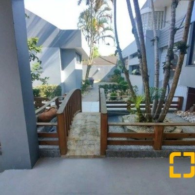 Casa Residencial com 585m², 5 quartos, 3 suítes, 6 garagens, no bairro João Paulo em Florianópolis