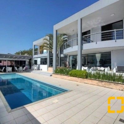 Casa Residencial com 585m², 5 quartos, 3 suítes, 6 garagens, no bairro João Paulo em Florianópolis