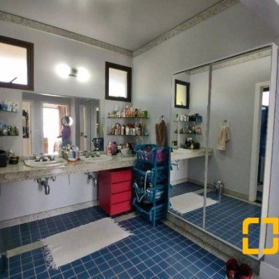Casa Residencial com 585m², 5 quartos, 3 suítes, 6 garagens, no bairro João Paulo em Florianópolis