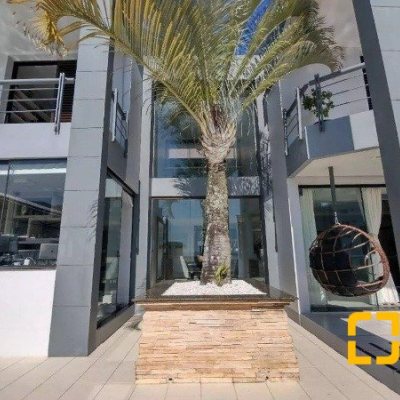 Casa Residencial com 585m², 5 quartos, 3 suítes, 6 garagens, no bairro João Paulo em Florianópolis