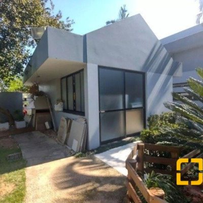 Casa Residencial com 585m², 5 quartos, 3 suítes, 6 garagens, no bairro João Paulo em Florianópolis