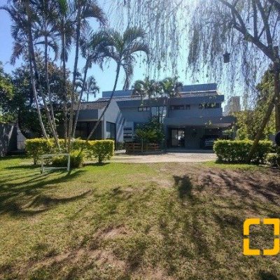 Casa Residencial com 585m², 5 quartos, 3 suítes, 6 garagens, no bairro João Paulo em Florianópolis