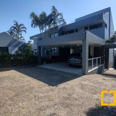 Casa Residencial com 585m², 5 quartos, 3 suítes, 6 garagens, no bairro João Paulo em Florianópolis