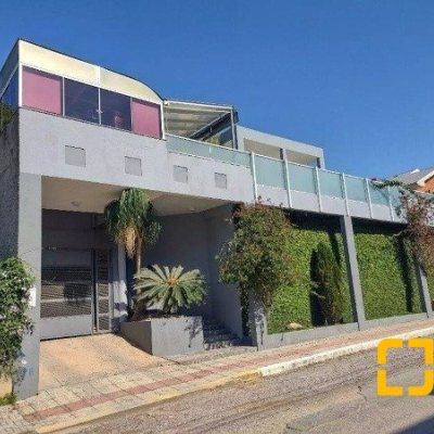 Casa Residencial com 585m², 5 quartos, 3 suítes, 6 garagens, no bairro João Paulo em Florianópolis