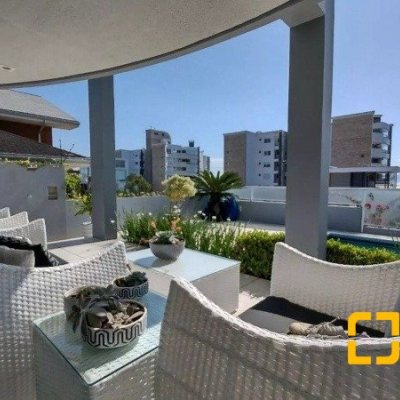 Casa Residencial com 585m², 5 quartos, 3 suítes, 6 garagens, no bairro João Paulo em Florianópolis