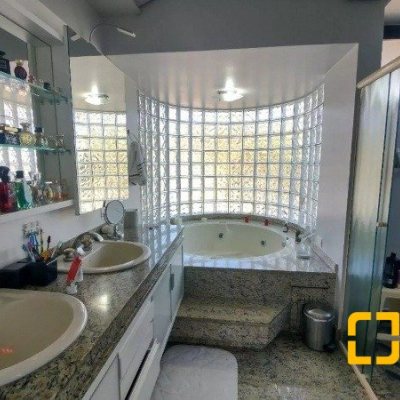 Casa Residencial com 585m², 5 quartos, 3 suítes, 6 garagens, no bairro João Paulo em Florianópolis