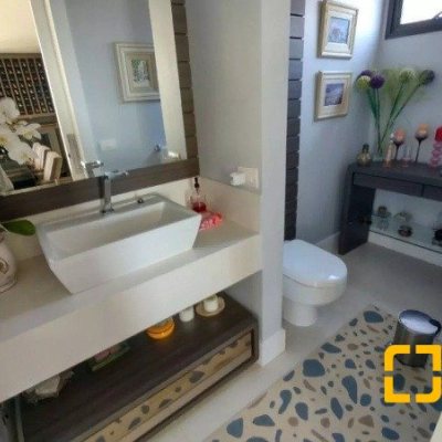 Casa Residencial com 585m², 5 quartos, 3 suítes, 6 garagens, no bairro João Paulo em Florianópolis