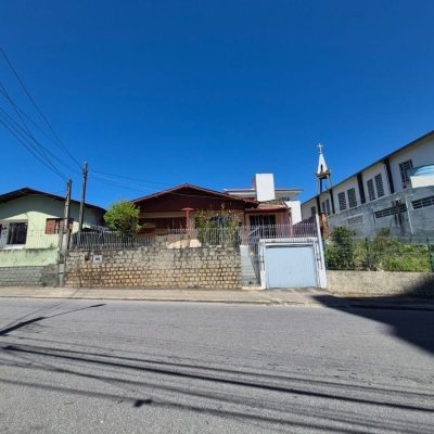 Casa Residencial com 108m², 3 quartos, 1 suíte, 2 garagens, no bairro Barreiros em São José