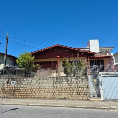 Casa Residencial com 108m², 3 quartos, 1 suíte, 2 garagens, no bairro Barreiros em São José