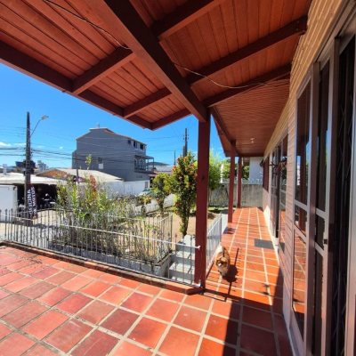 Casa Residencial com 108m², 3 quartos, 1 suíte, 2 garagens, no bairro Barreiros em São José