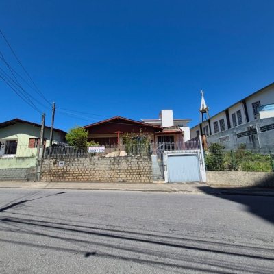 Casa Residencial com 108m², 3 quartos, 1 suíte, 2 garagens, no bairro Barreiros em São José