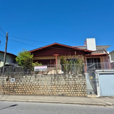 Casa Residencial com 108m², 3 quartos, 1 suíte, 2 garagens, no bairro Barreiros em São José