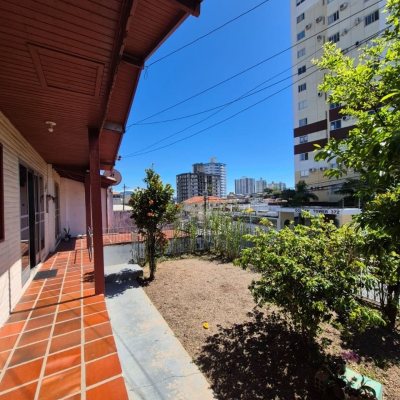 Casa Residencial com 108m², 3 quartos, 1 suíte, 2 garagens, no bairro Barreiros em São José