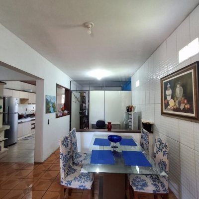 Casa Residencial com 108m², 3 quartos, 1 suíte, 2 garagens, no bairro Barreiros em São José