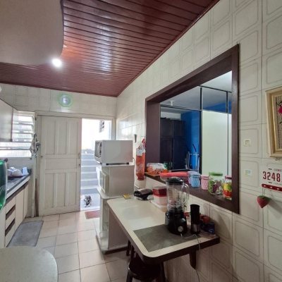 Casa Residencial com 108m², 3 quartos, 1 suíte, 2 garagens, no bairro Barreiros em São José