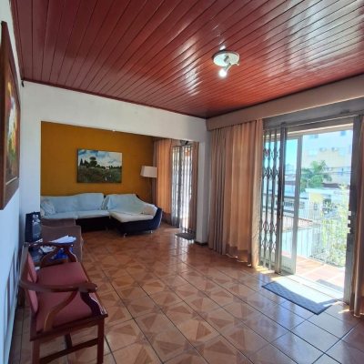 Casa Residencial com 108m², 3 quartos, 1 suíte, 2 garagens, no bairro Barreiros em São José