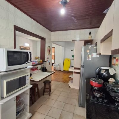 Casa Residencial com 108m², 3 quartos, 1 suíte, 2 garagens, no bairro Barreiros em São José