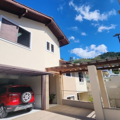 Casa Residencial com 396m², 4 quartos, 1 suíte, 4 garagens, no bairro Itacorubi em Florianópolis