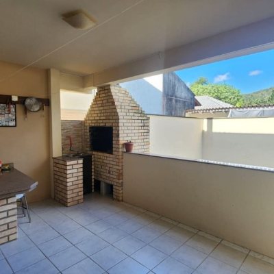 Casa Residencial com 396m², 4 quartos, 1 suíte, 4 garagens, no bairro Itacorubi em Florianópolis