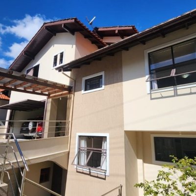 Casa Residencial com 396m², 4 quartos, 1 suíte, 4 garagens, no bairro Itacorubi em Florianópolis