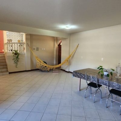 Casa Residencial com 396m², 4 quartos, 1 suíte, 4 garagens, no bairro Itacorubi em Florianópolis