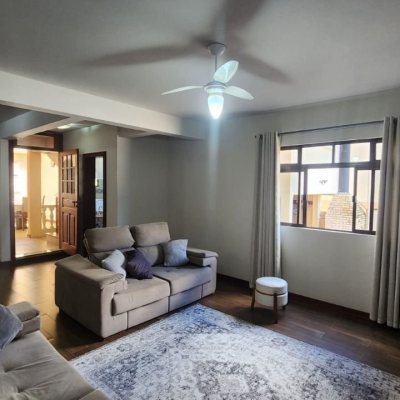 Casa Residencial com 396m², 4 quartos, 1 suíte, 4 garagens, no bairro Itacorubi em Florianópolis